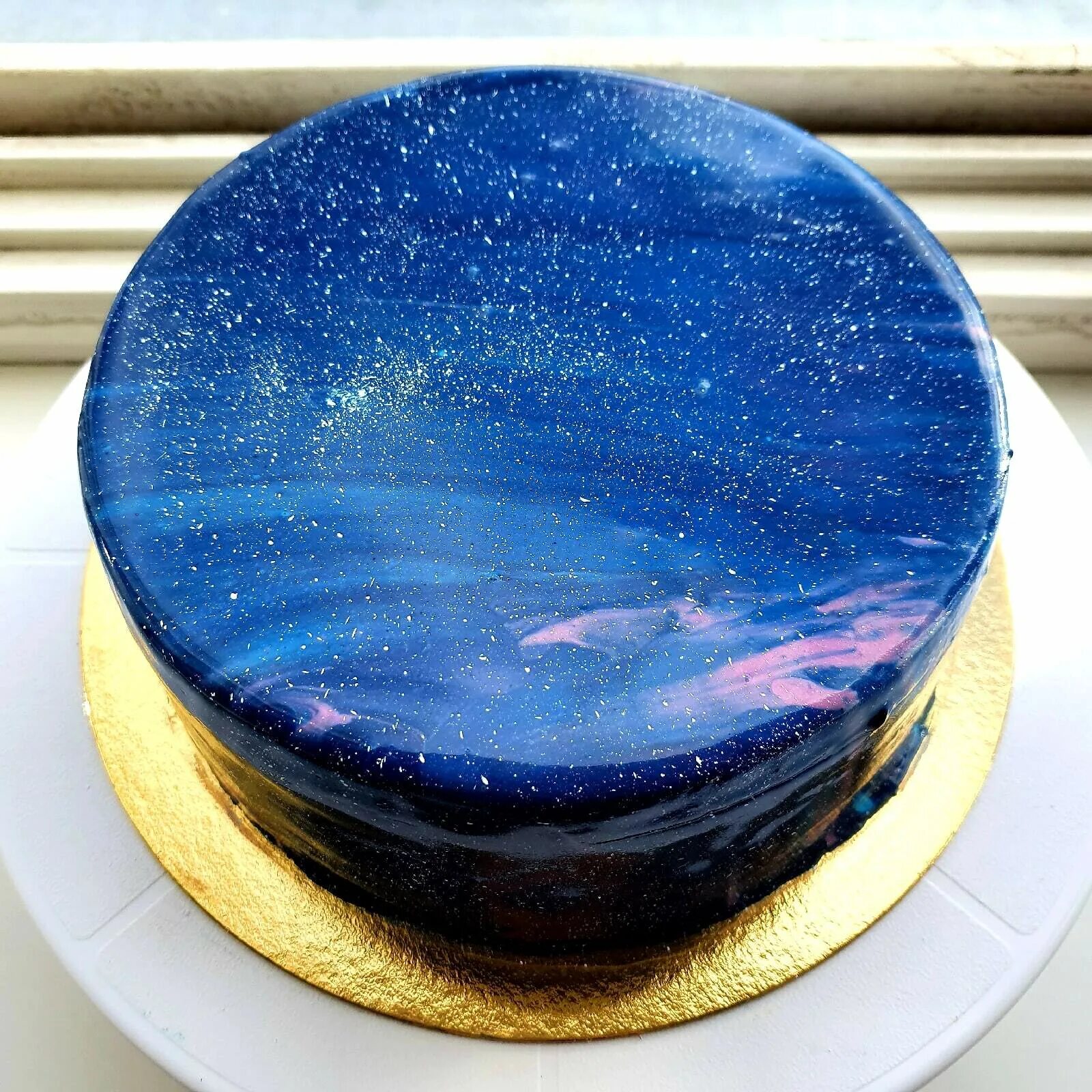Муссовый зеркальный торт космос. Муссовый торт с зеркальной глазурью. Муссовый космос зеркальная глазурь. Зеркальная глазурь гляссаж. Воздушная глазурь