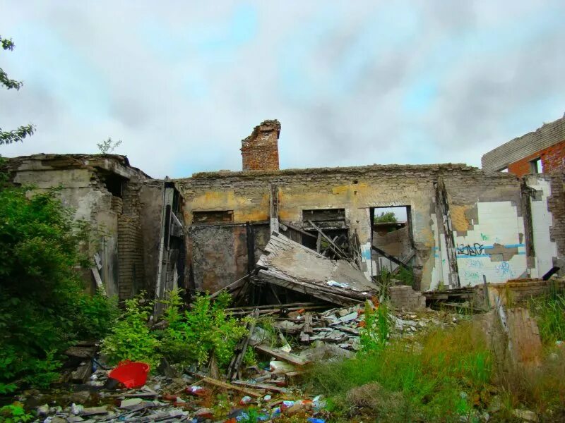 руины. мрачное здание. развалины дома. старый деревянный дом. сон развалины дома.