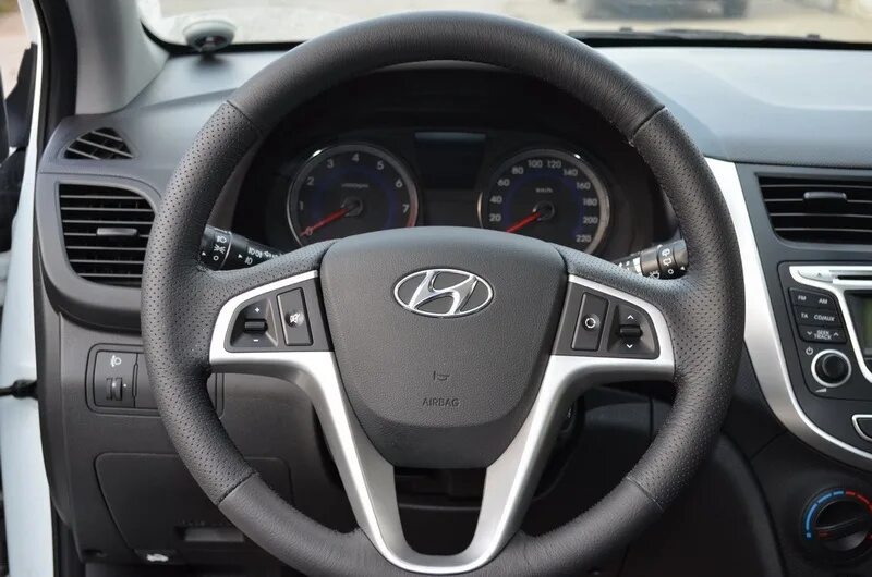 Безопасность хендай соляриса. Солярис аирбаг. Hyundai airbag. Хендай аирбаг салон. Перетянутая панель Солярис 2.