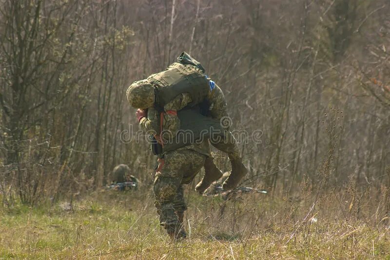 Вынос раненого с поля боя. Вынесли с поля боя