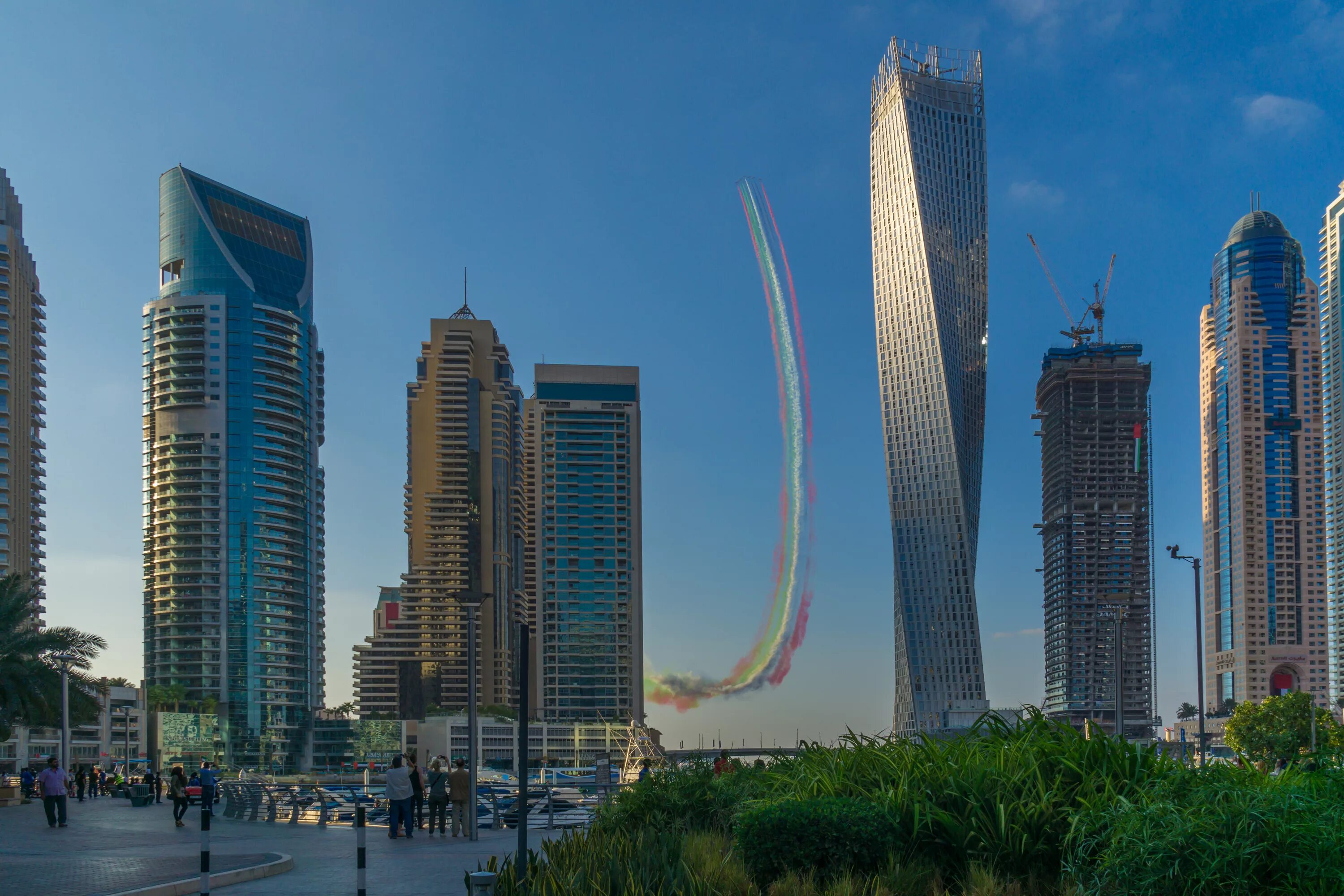 Дубай небоскребы. Дубай небоскребы DAMAC. Вращающаяся башня Дубай арабские эмираты. Высотки небоскребыубай.