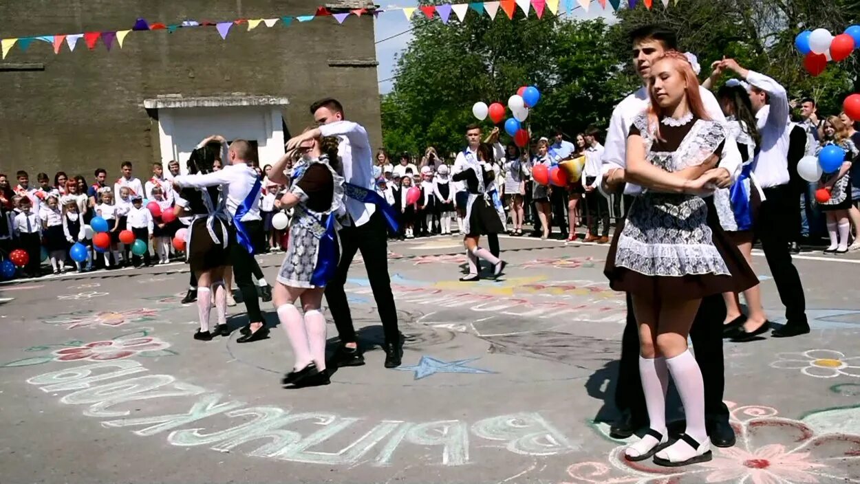 Вальс на выпускной 2024. Вальс выпуск. Вальс школьный выпускной. Поддержки в вальсе на последний звонок. Выпускной в 77 школе.