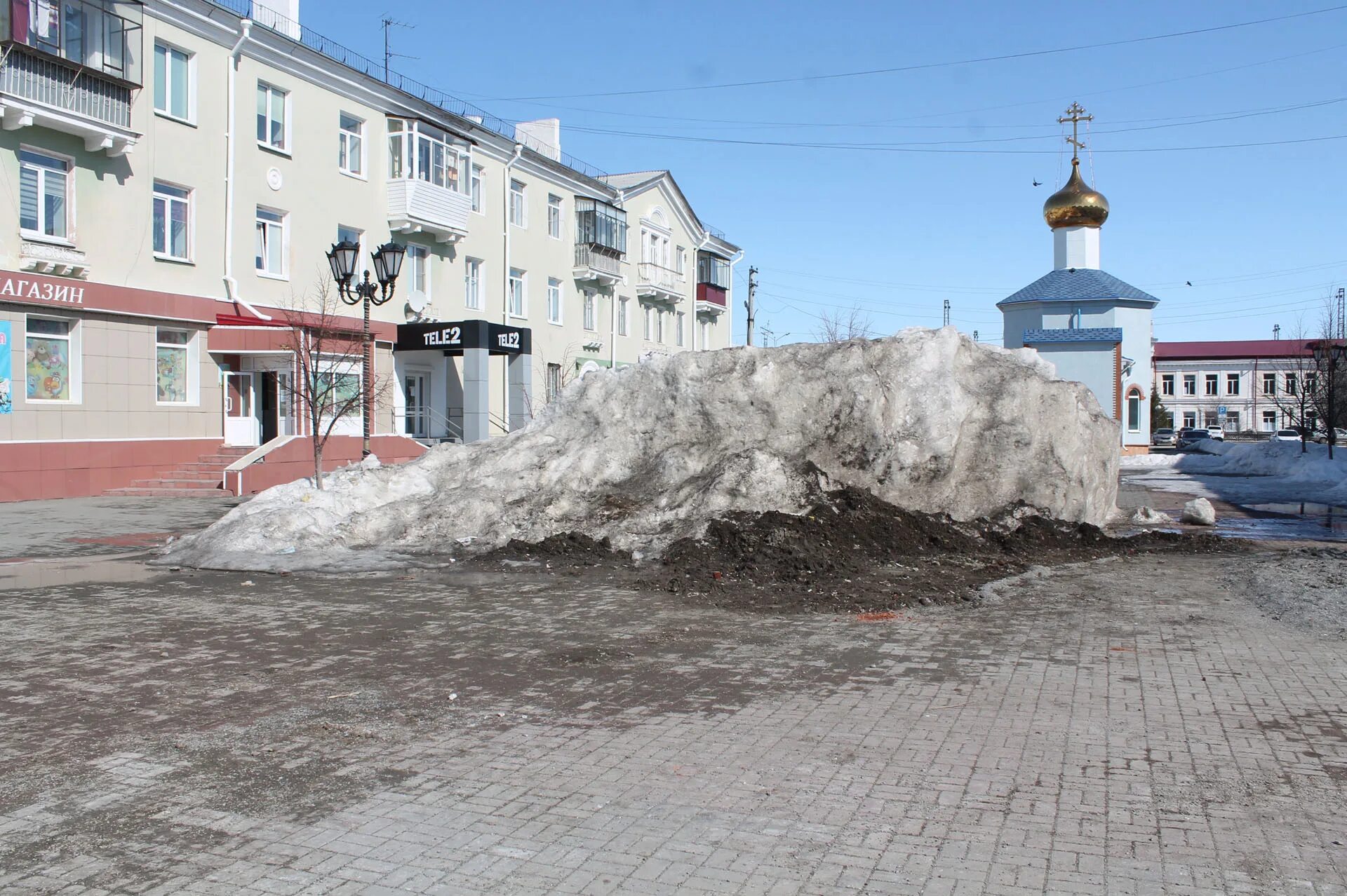 Снег почти растаял. Челябинская область Карталинский район поселок снежный. Снежная куча на городской площади. В Москве снег почти растаял.