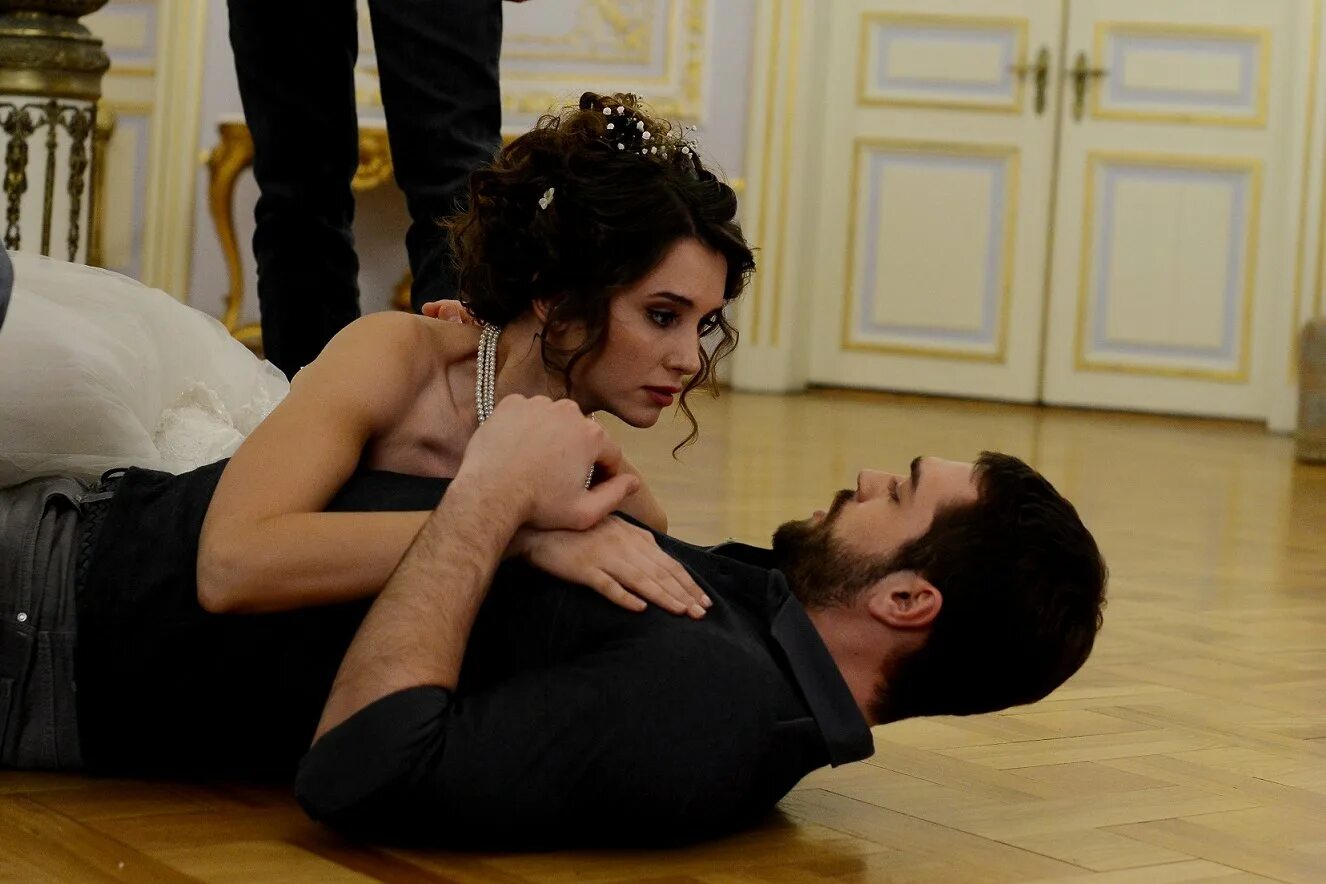 Али и мелек горькая любовь. Месть замуж. Сладкая месть турецкий сериал. Месть замуж. Нарин турецкий сериал.