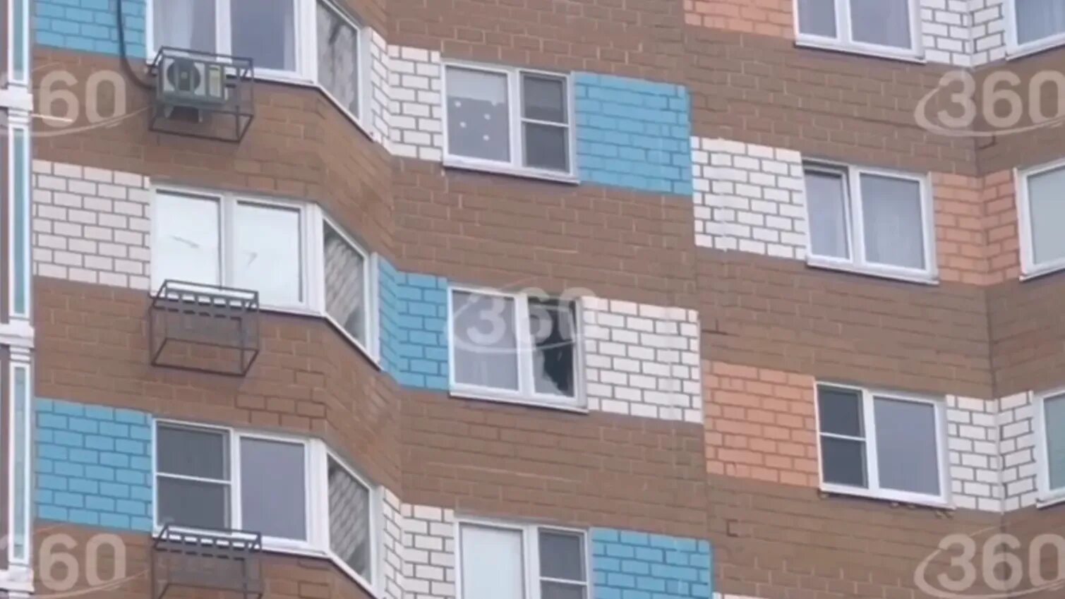 Дрон в санкт петербурге попал в дом. Многоэтажный дом. дом окон. 16 этаж вид из окна. многоэтажки фото.