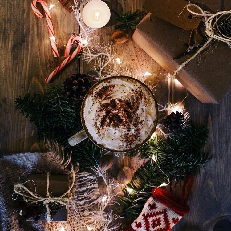 Новогодняя елка эстетика. Зимняя эстетика. Гирлянда фон. Новогодний город. Елка на рождество в англии.