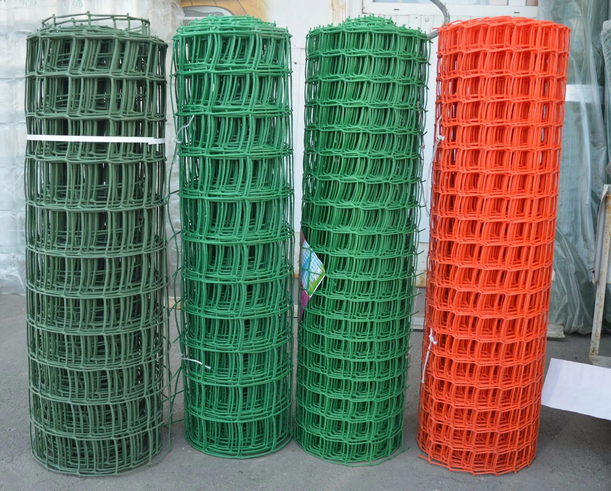 сетка пластиковая прозрачная. сетка армирующая полипропиленовая, размер ячейки 45x45 мм. антикротовая сетка. пластиковая сетка для заборов и ограждений цвета. забор от кротов.