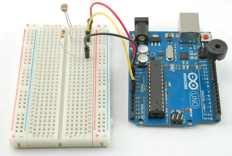 Сигнализация на ардуино. Arduino uno фоторезистор. Звуковая сигнализация Arduino uno. Сигнализация ардуино уно на фоторезисторе. Фоторезистор и сервопривод ардуино.