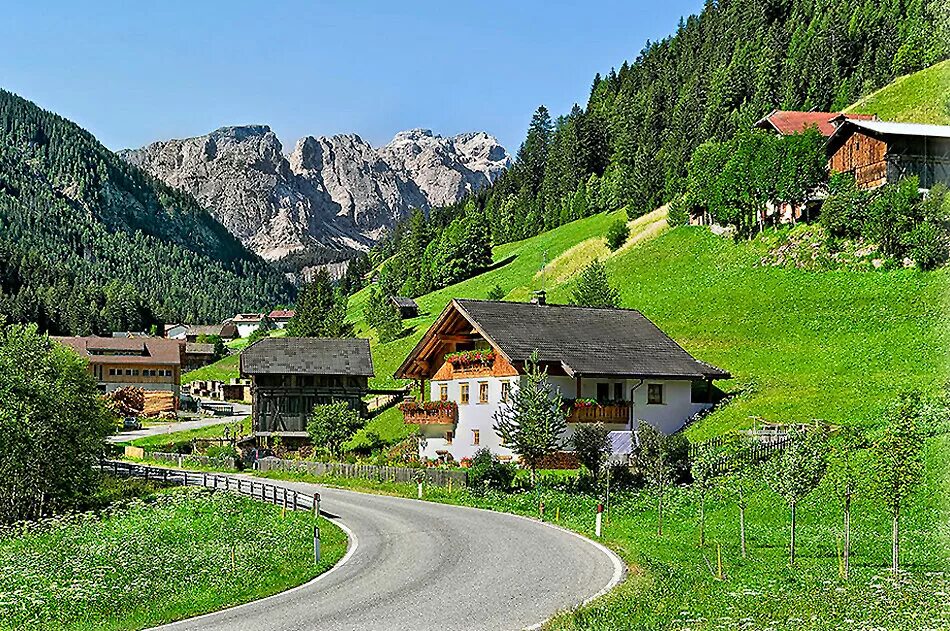 Village на русском языке. Деревни в Альпах в Италии. Деревня ояче Италия. Горные деревушки Румыния. Горы Италии Сан Виджилио.