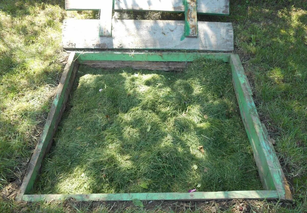 Можно ли класть траву. Компостная яма для скошенной травы. Компостер для газонной травы. Газонная трава в компост. Компост из скошенной газонной травы.