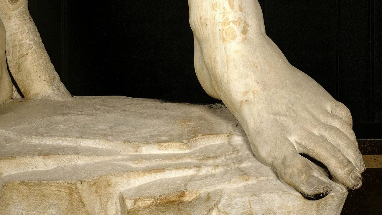Нога статуя. Ступня Давида Микеланджело. Греческая стопа Микеланджело.