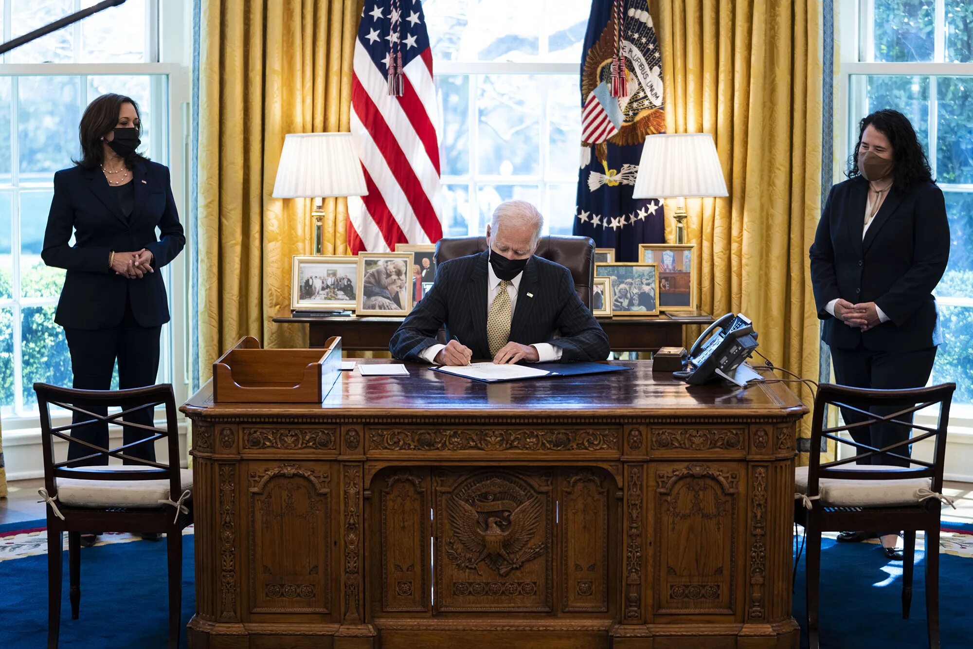 Отменит ли трамп санкции. Байден в белом доме. байден санкции.
