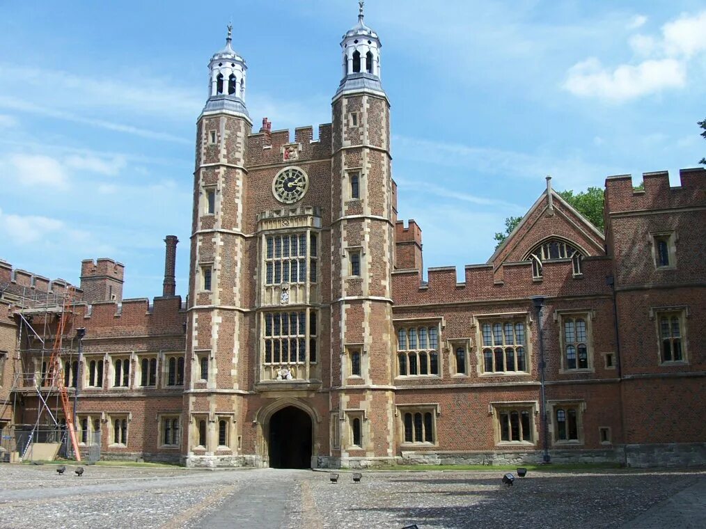 Eton english school. Итонский колледж в англии. Итонская школа в великобритании. Старейшая школа в англии итон. Итонский колледж великобритания.