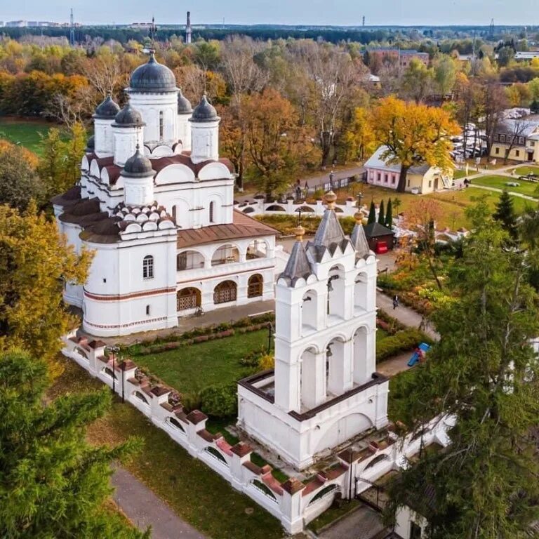 Храм в Голицыно большие Вяземы. Преображенская Церковь и звонница в усадьбе большие Вяземы. Село большие Вяземы Одинцовский район. Вязёмы музей-заповедник а.с Пушкина Московская область звонница.