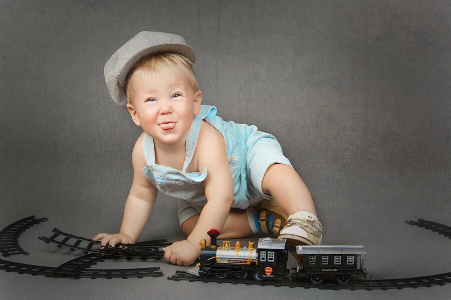 Мальчик с паровозиком. Мальчик играет в железную дорогу. Дети играют в железную дорогу. Дети играют в паровоз.