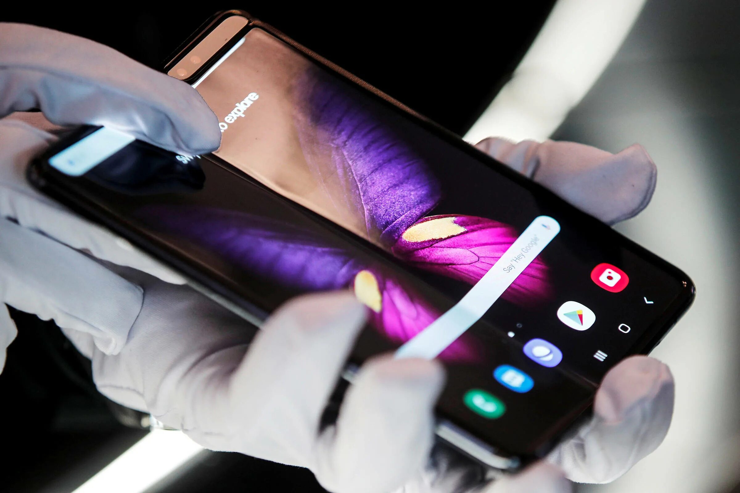 Гнутый телефон. Samsung Galaxy Fold с гибким. Samsung Galaxy Fold 5g. Самсунг галакси с гибким экраном. Самсунг галакси гнущийся экран.