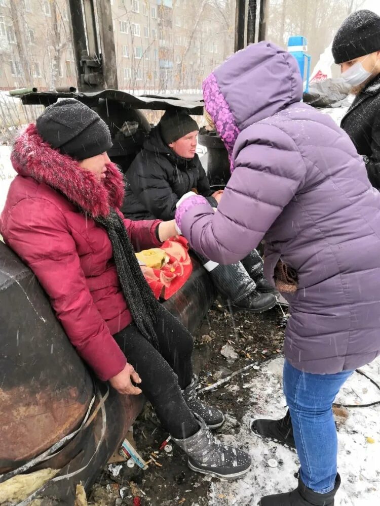 Подожгли бомжа. Бездомные женщины Омска.