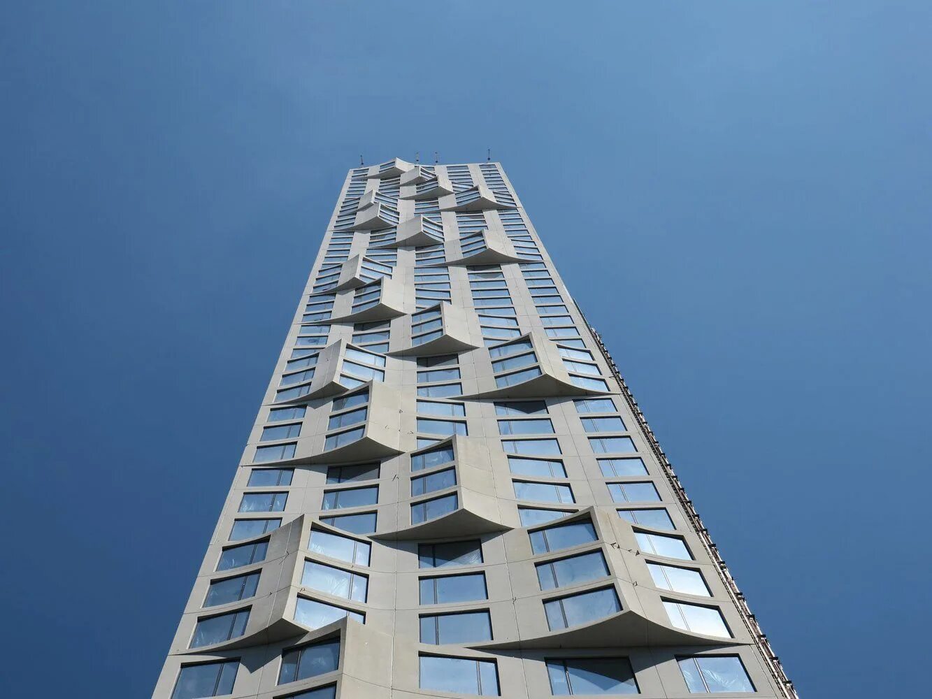Высотка панелька. 190 Метров. Фасад с волнообразный небоскрёб с разной площадью этажа. 2 Параллели башни в Нью роке.