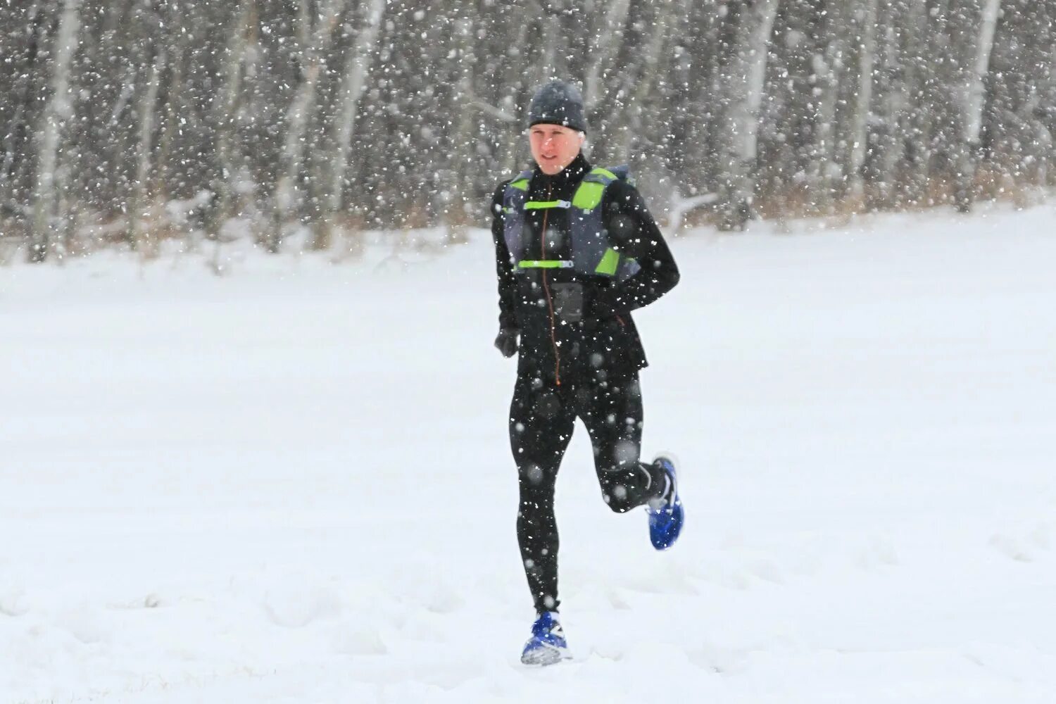 Зимняя экипировка для бега. Костюм для бега зимой. Зимняя пробежка. Зимняя экипировка для бега. Бег зимой экипировка.