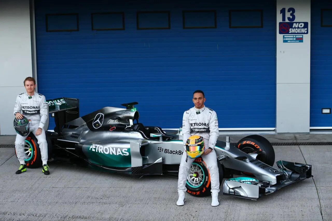 Гибрид 44. Mercedes f1 w05 Hybrid 2014. Lewis Hamilton 2014. Мерседес формула 1 2014. Мерседес (команда «формулы-1»).