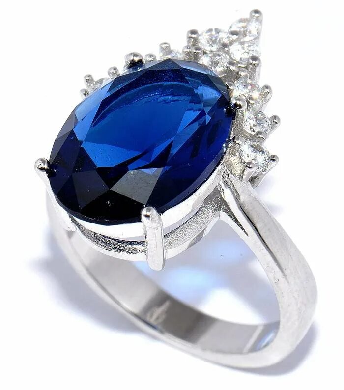 Синие камни в ювелирных украшениях. Дорогие украшения. Синие камни в ювелирных украшениях. Кольцо с синим камнем. Помолвочное кольцо с синим камнем.