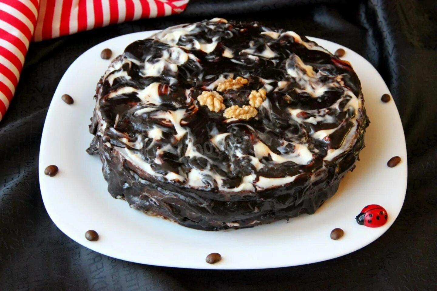 Черёмуховый торт классический. Торт с черносливом. Торт с черносливом домашний. Украшение торта черносливом. Сметанный крем с черносливом