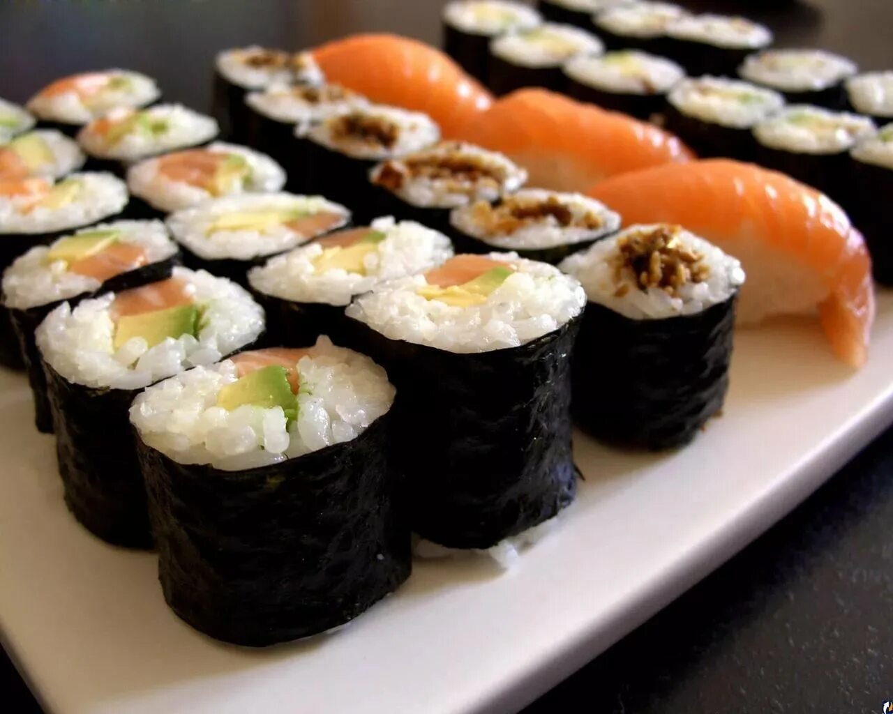 огромный набор роллов. горячие роллы запеченные роллы. сет запеченный. японские роллы. иванко рол бол.