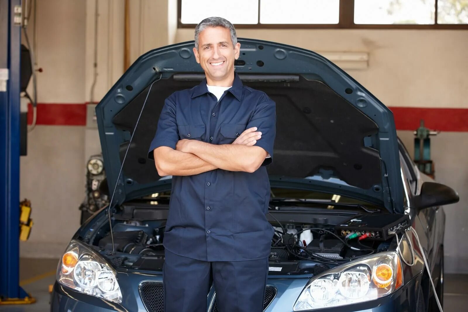 Sweety fox auto mechanic. Пожилой автомеханик. Автомеханик в возрасте. Мужчина автомеханик 50 лет. Частный Автомастер.