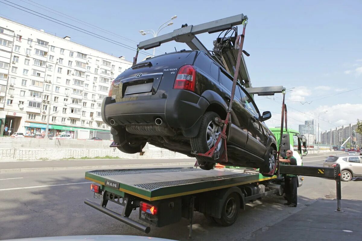 Автомобиль эвакуация автодруг. Эвакуация авто. Эвакуируют машину. Коммерческий эвакуатор. Эвакуатор манипулятор.