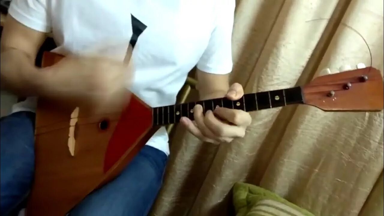Научиться играть на балалайке с нуля. Игра на балалайке. занятия по балалайке.