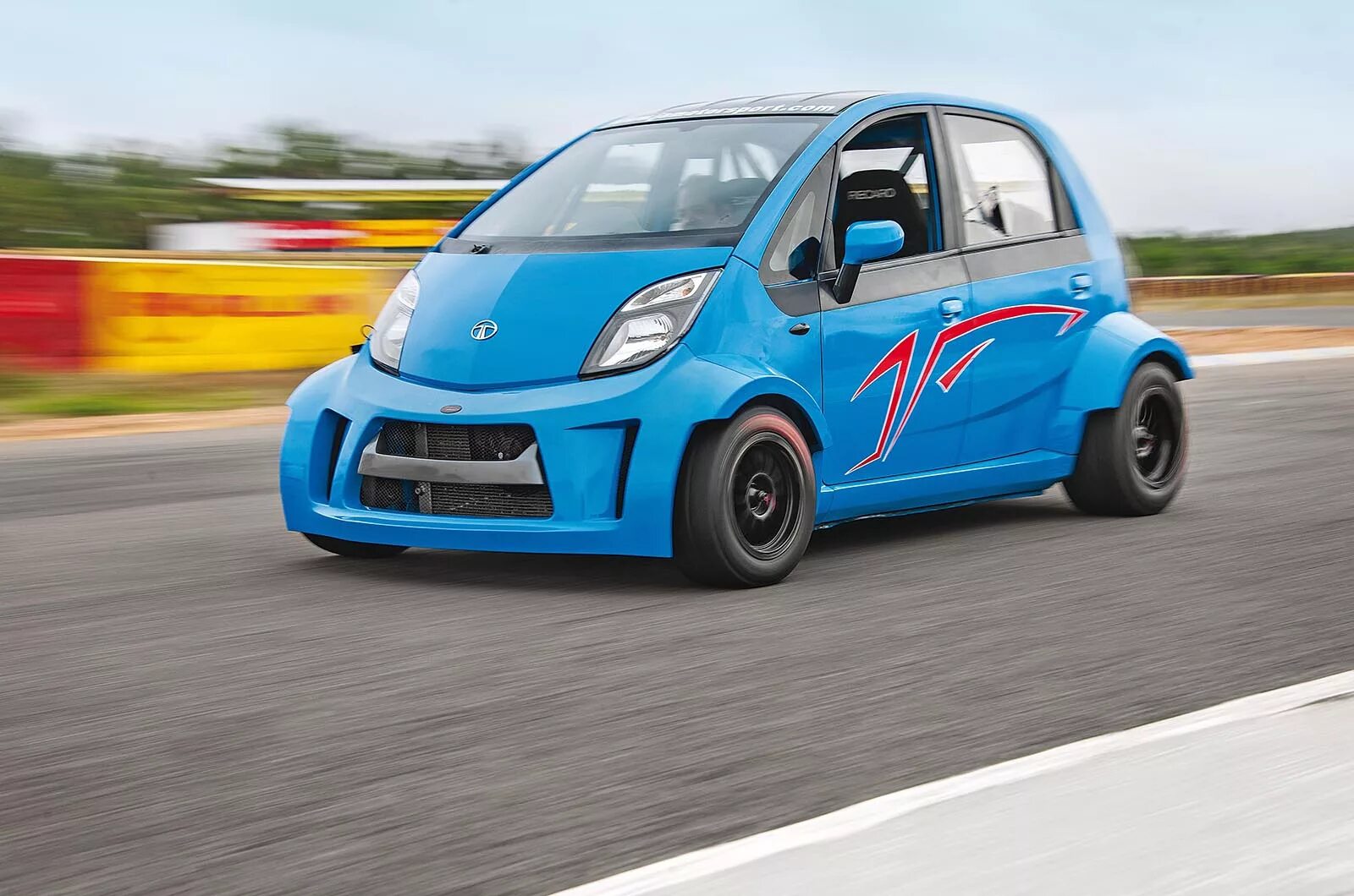 Недорогие и качественные автомобили. Автомобиль Tata Nano. Tata Nano Tuning. Индийский автомобиль тата нано. Tata Nano гоночная.