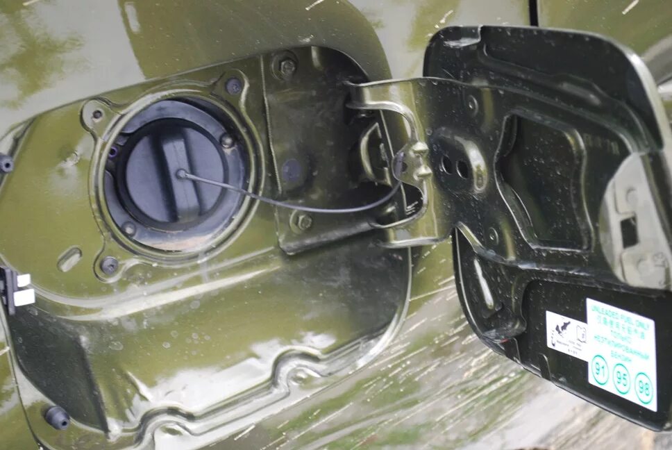 рено каптур люк бензобака. не закрывается бензобак рено. накладка лючка бензобака рено меган 2. лючок бензобака рено каптур. не закрывается бензобак рено.