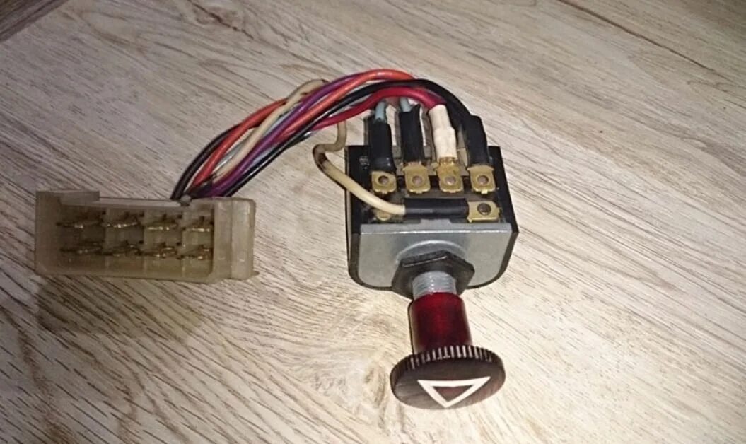 Аварийная кнопка ваз 2114. Кнопка аварийной сигнализации ваз 2109. Аварийка ваз 2106. Кнопка аварийки ваз 2115 евро. Кнопка аварийного сигнала ваз 2108.