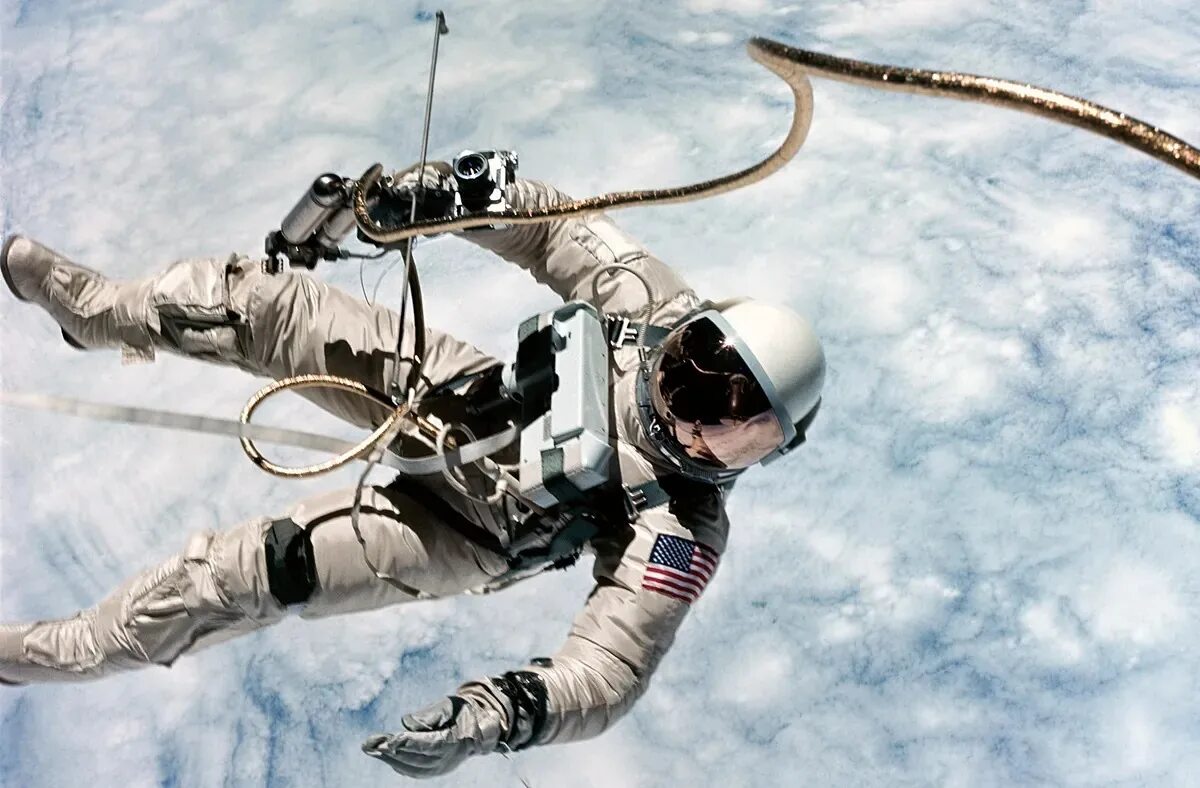 Юлия пересильд в космосе. Люди которые летали в космос. Российский космонавт в космосе. Космонавт в космосе. Союз мс кабина.