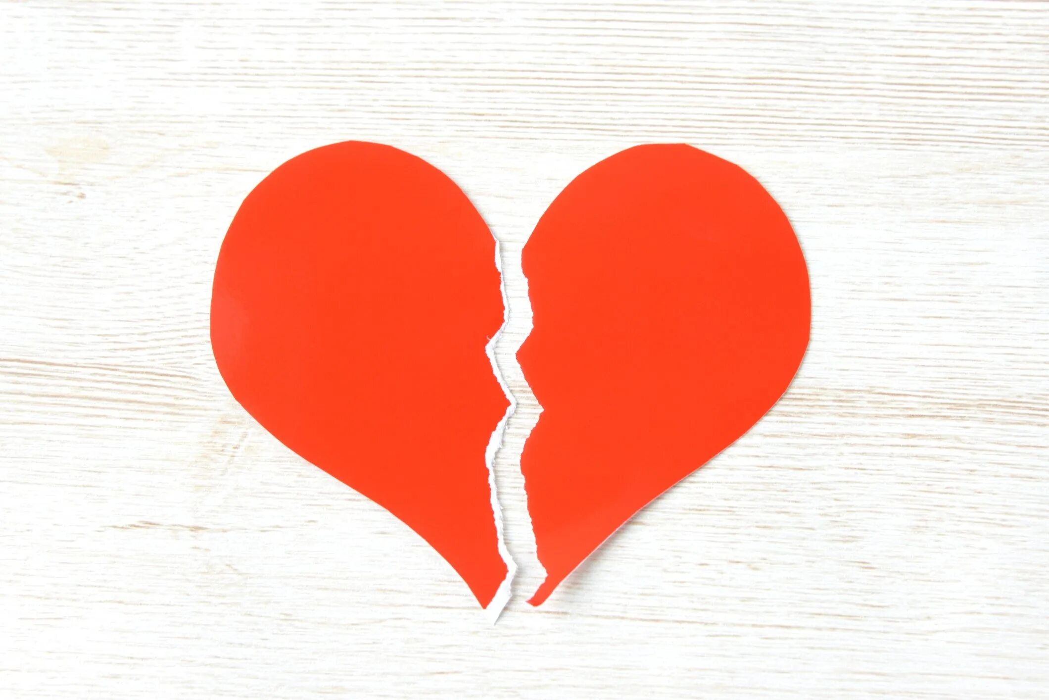 Половинка сердечка обои. Сердце 3d. Разбитое сердце. Половина сердца красного цвета. Парные обои сердечко.