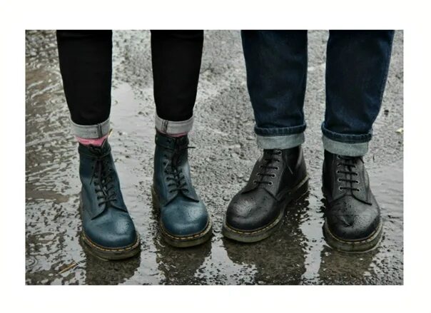 Мартинсы подошва. Dr Martens треснула подошва. Мартинсы в разрезе. Трещина на подошве мартинсов.