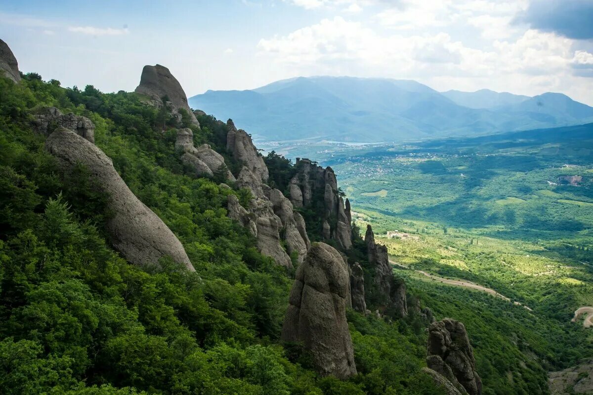 Города в горном крыму. Демерджи Алушта гора. Горный массив Демерджи Алушта. Демерджи Алушта Долина привидений. Гора Демерджи в Крыму.