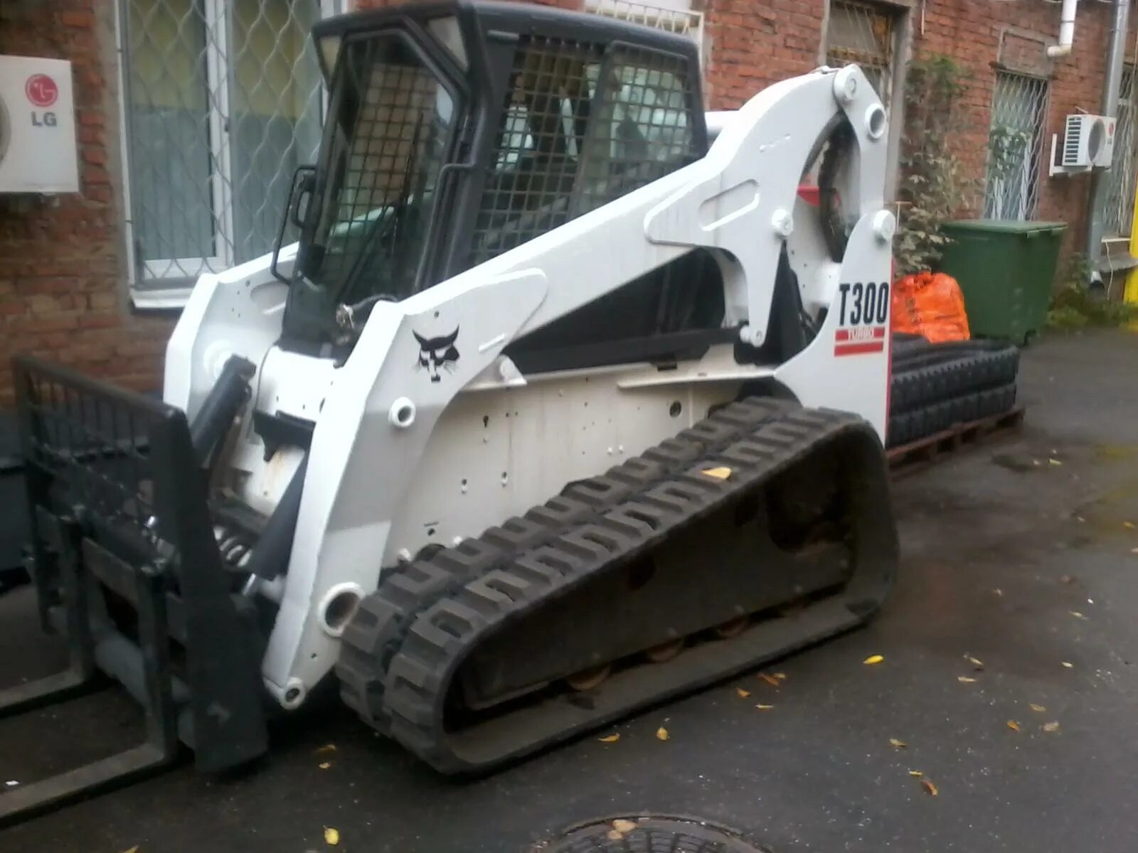 Bobcat новый. Bobcat t300. Погрузчик Bobcat t770. Bobcat т300. Мини погрузчик Бобкэт т 300.