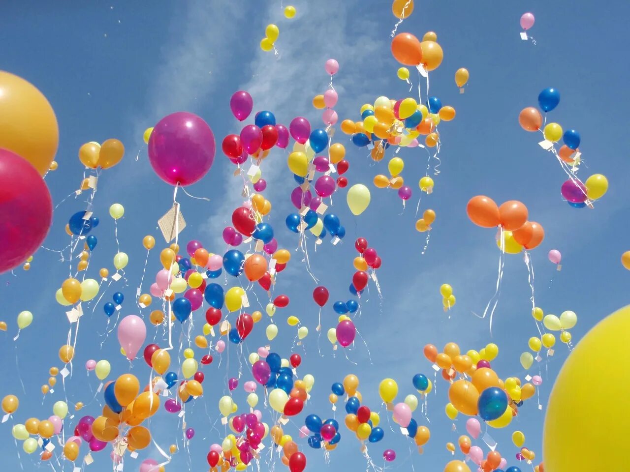 Озон воздушные шарики. Воздушный шарик. Воздушные шары в небе. Шарики праздник. С днём рождения шарики.