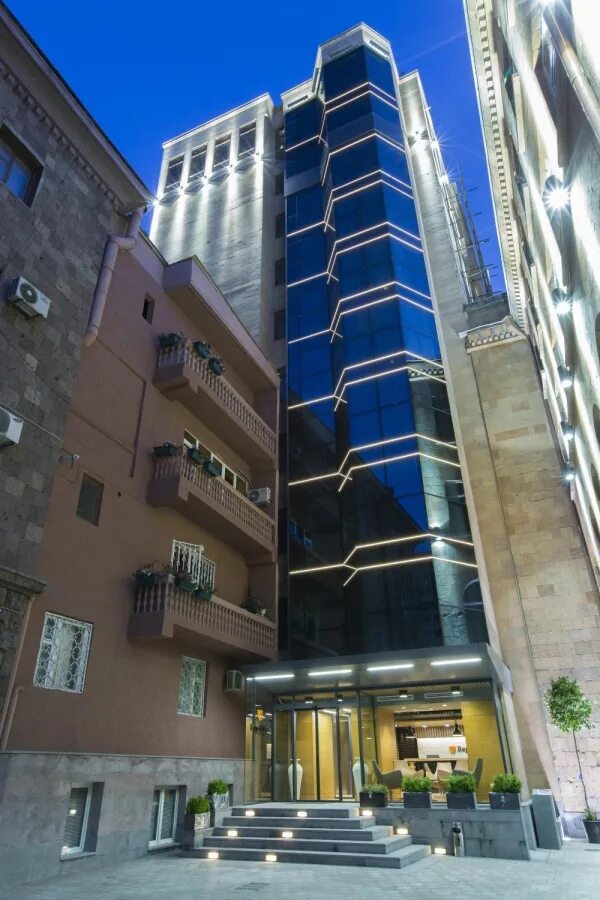 Красивые здания еревана. Family hotel ереван. Гостиница ереван в ереване. Город ереван гостиница ереван. Ереван улица айгедзор.