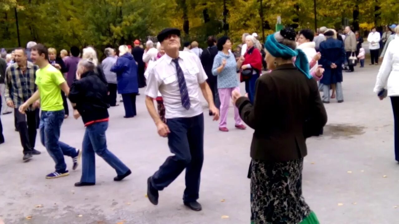Сокольники танцы видео. Дискотека в парке. сокольники дискотека. дискотека пенсионеров. зимняя дискотека в парке.