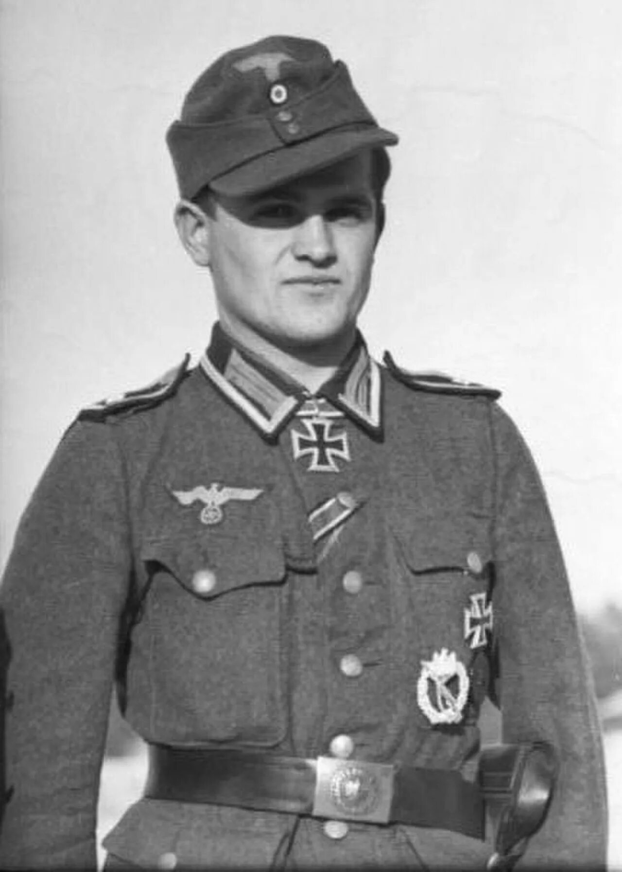 Воинские звания армии германии во 2 мировую войну. Знаки различия немцев второй мировой войны. Гауптман звание в немецкой армии соответствует на русском. Гауптман вермахта. Воинские звания сс в фашистской германии.