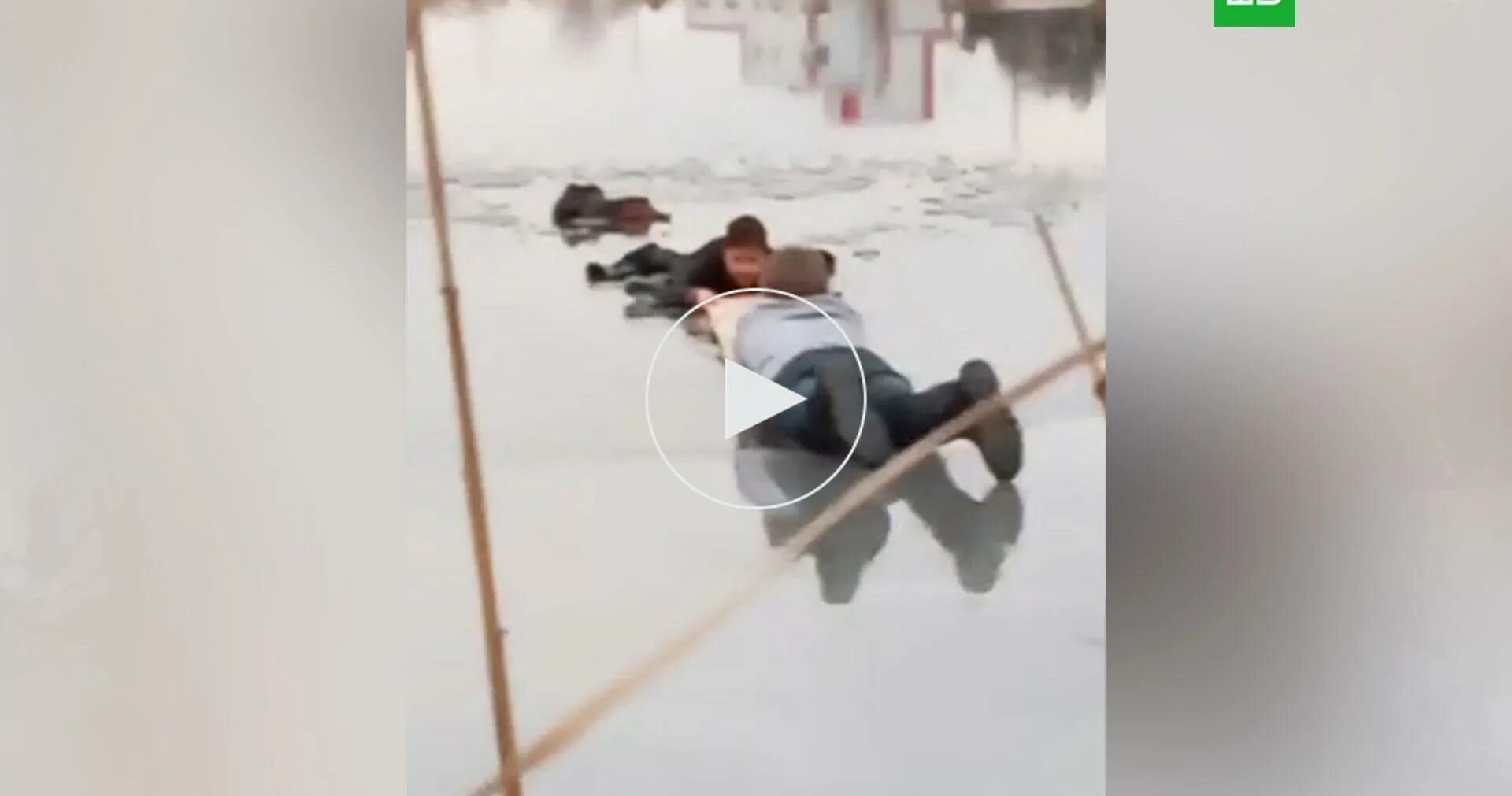 Мальчик провалился под лед. Подросток спас ребенка. Сергей тетеревков спас детей. Подросток спас из пожара. Мальчик спас утопающего.