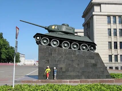 Какой танк установлен возле площади памяти