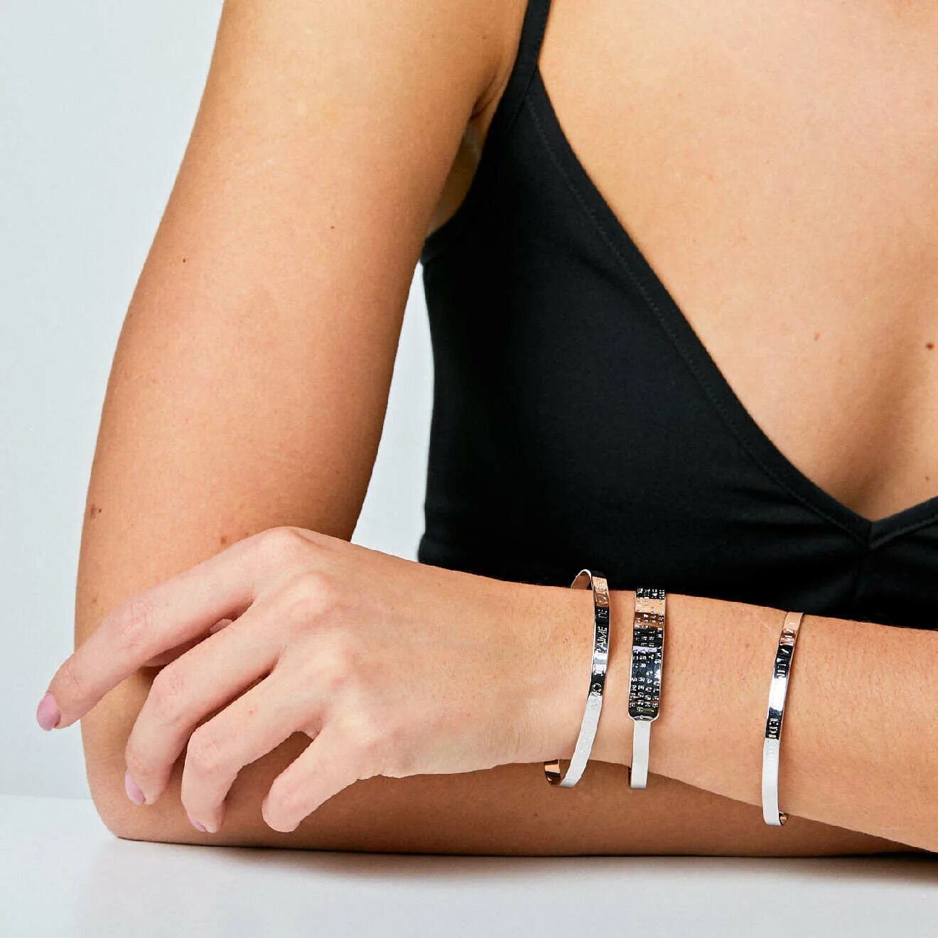 размер браслета на руку женские. браслет на руку. браслет пандора с0533. браслет итальянка на руке. браслет на руку.