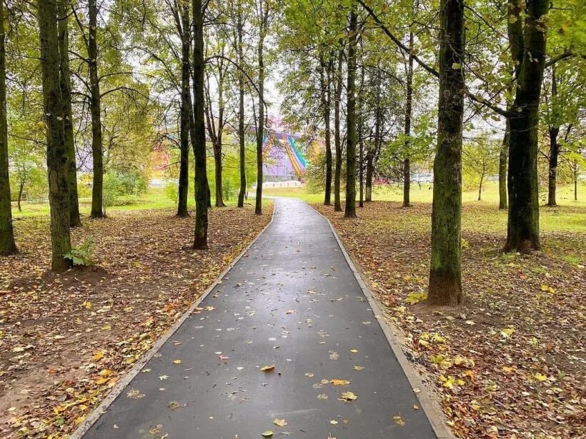 Тропа народа. Городской парк Чехов. Народная тропа. Фольклорная тропа. Тропинка в городе около квартир осенью.