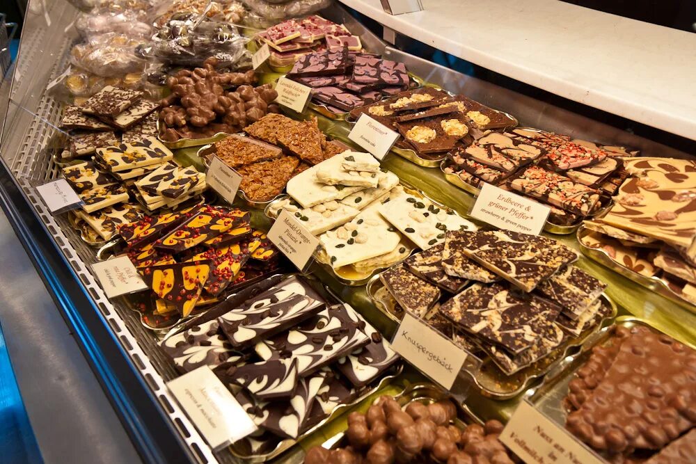 Шоколадный ассортимент. Ассортимент шоколада. Бельгийский шоколад. Шоколадный магазин. Шоколадные конфеты на развес.