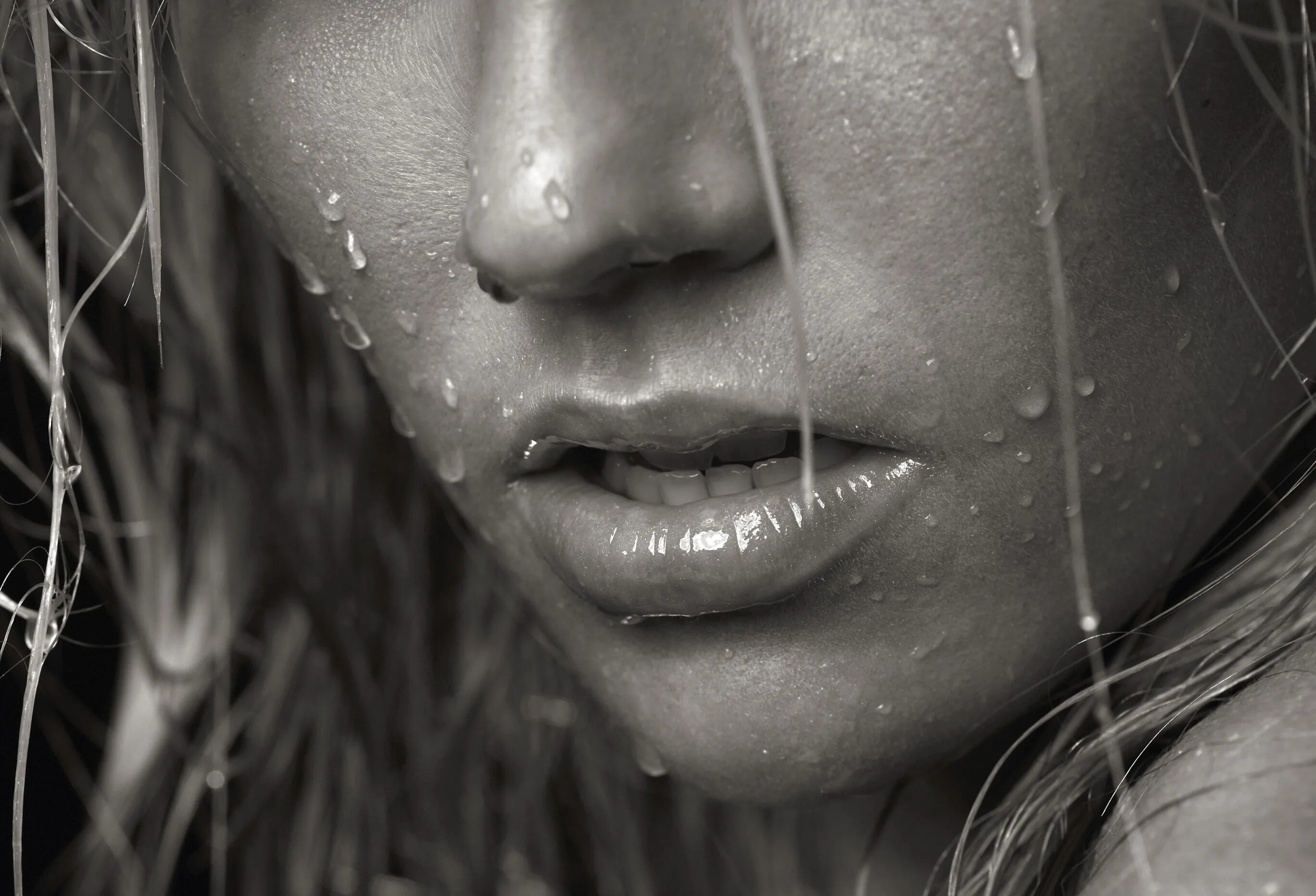 Слезы кончились. Мокрое лицо. Мокрое лицо девушки. Девушка в каплях воды.