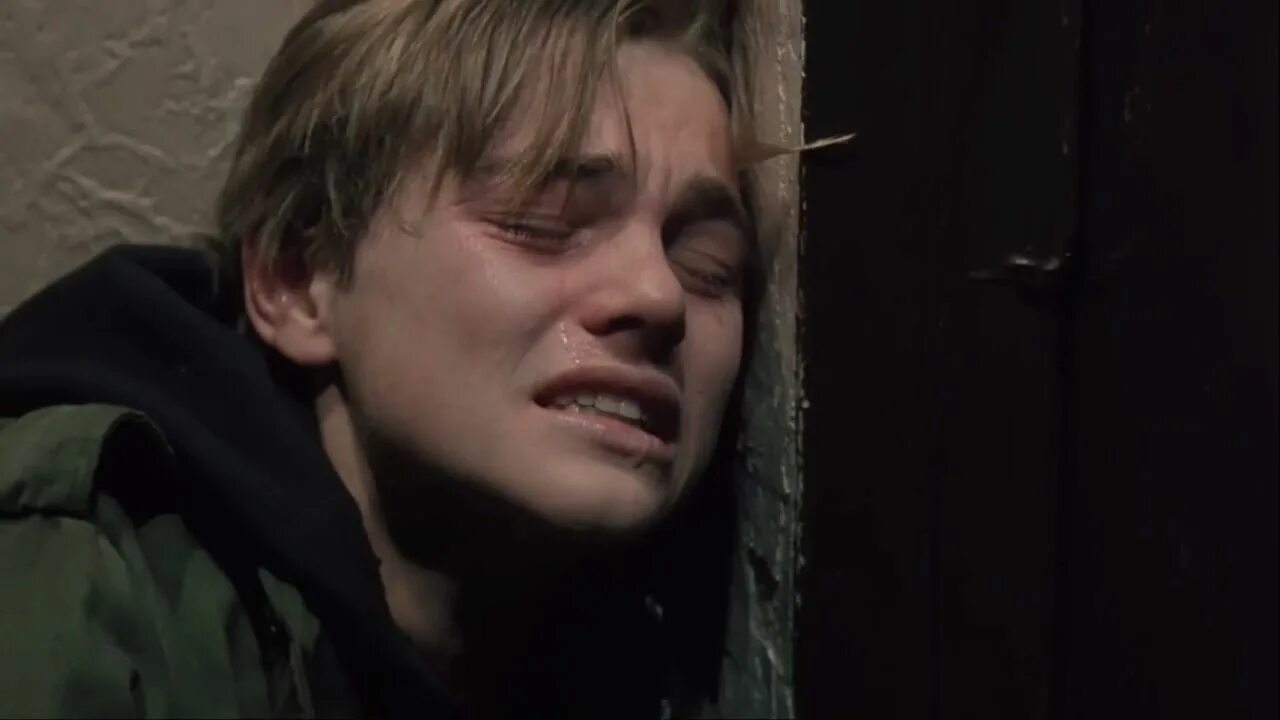 Молодой парень плачет. Молодой парень плачет. Леонардо ди каприо в фильме дневник баскетболиста. Молодой парень плачет. Молодой парень прячет лицо.