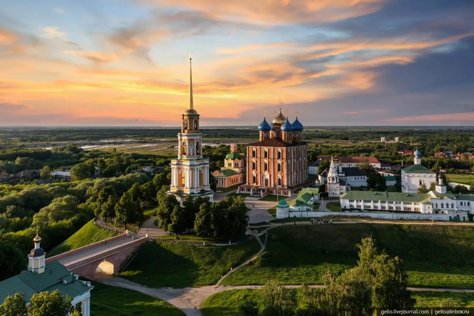 Рязань ве. Переяславль-рязанский достопримечательности. Рязанский кремль рязань. Рязанский кремль глебовский мост. Рязанский кремль на реке трубеж.
